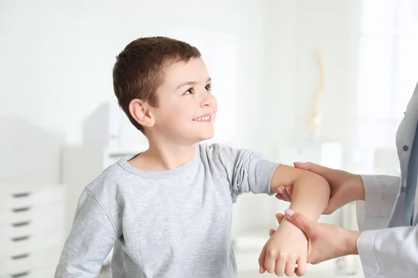 Ortopedista Profesional Examinando Brazo Del Pequeño Paciente Clínica — Foto de Stock