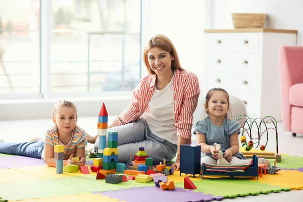 Mutter Spielt Mit Ihren Kindern Hause — Stockfoto