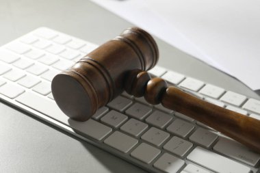 Gavel ve bilgisayar klavyesi gri masada. Siber Suçlar