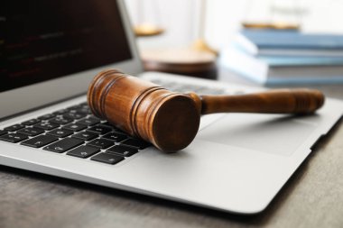 Laptop ve tokmak içerideki masada, yakın plan. Siber Suçlar