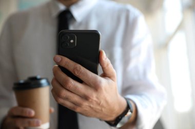 MYKOLAIV, UKRAINE - 16 Mart 2020: iPhone 11 'i tutan adam içeride, yakın plan