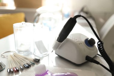 Güzellik salonundaki masada profesyonel manikür malzemeleri var.