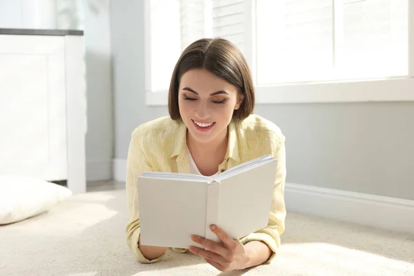 Belle Jeune Femme Lecture Livre Maison — Photo