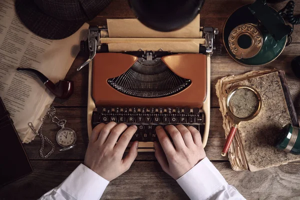 侦探工作老式打字机在木制桌子 顶部视图 — 图库照片