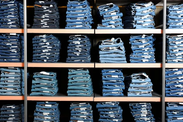Collectie Van Stijlvolle Jeans Planken Winkel — Stockfoto