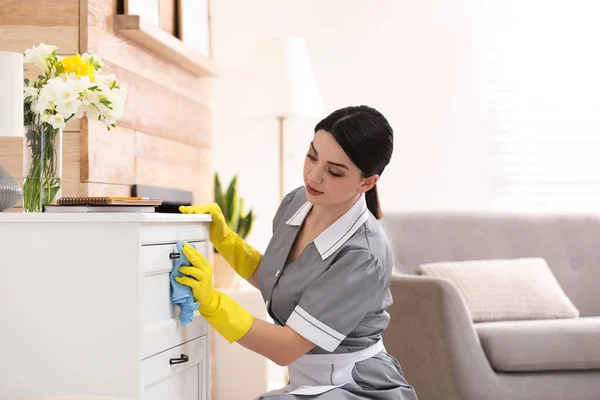 Young Chambermaid Wiping Dust Furniture Hotel Room — Stock Photo, Image