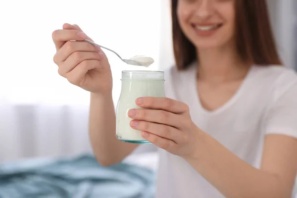 Junge Attraktive Frau Mit Leckerem Joghurt Drinnen Nahaufnahme — Stockfoto