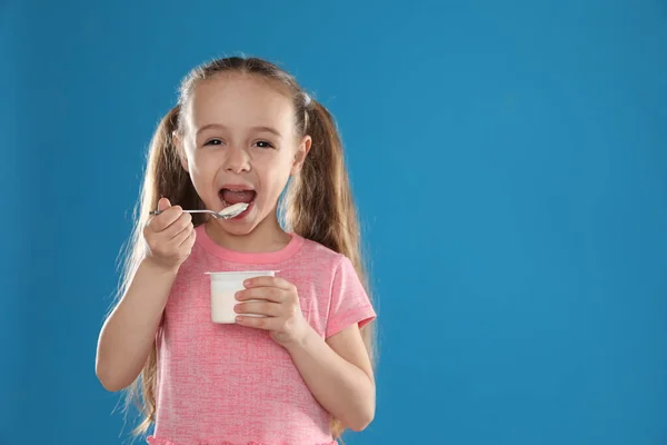 Carina Ragazzina Mangiare Gustoso Yogurt Sfondo Blu Spazio Testo — Foto Stock
