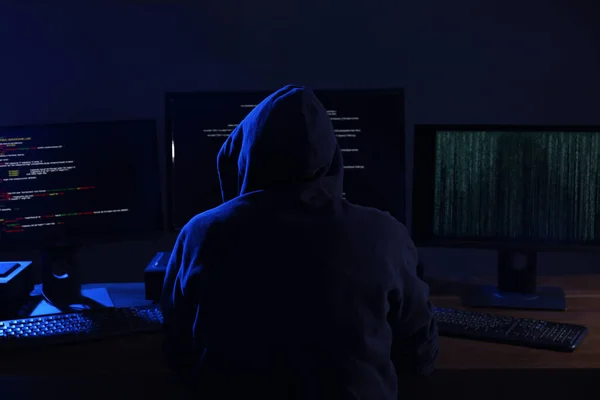 Hacker Com Computadores Quarto Escuro Crime Cibernético — Fotografia de Stock