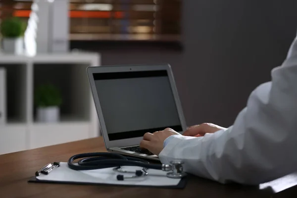 Médico Profissional Trabalhando Laptop Escritório Close — Fotografia de Stock