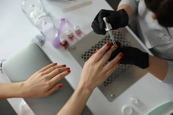 Manucure Professionnelle Versant Huile Sur Les Ongles Client Dans Salon — Photo