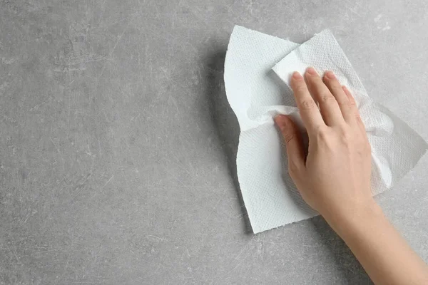 Vrouw Veegt Lichtgrijze Stenen Tafel Met Papieren Handdoek Bovenaanzicht Ruimte — Stockfoto