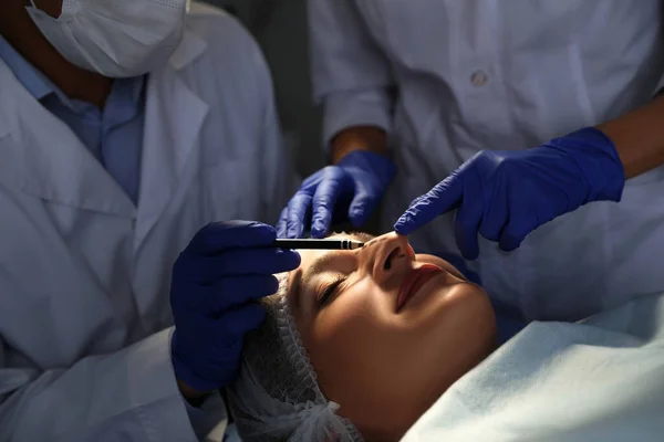 Γιατρός Και Νοσοκόμα Προετοιμασία Γυναίκα Ασθενή Για Την Αισθητική Χειρουργική — Φωτογραφία Αρχείου