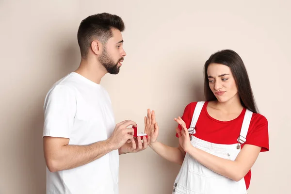 Mujer Joven Rechazando Anillo Compromiso Novio Sobre Fondo Beige — Foto de Stock