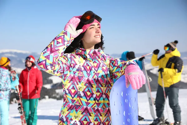 Mujer Joven Con Snowboard Estación Esquí Vacaciones Invierno —  Fotos de Stock