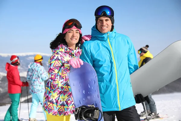 Pareja Con Tablas Snowboard Estación Esquí Vacaciones Invierno —  Fotos de Stock