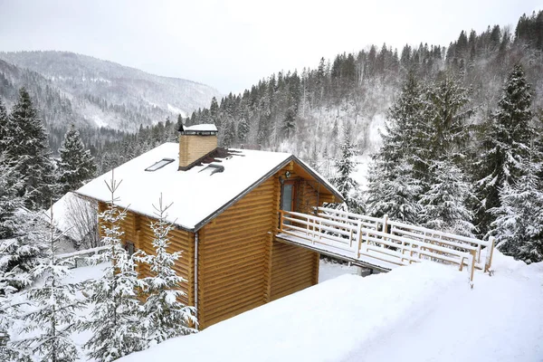 美丽的风景 雪天有小茅屋 — 图库照片