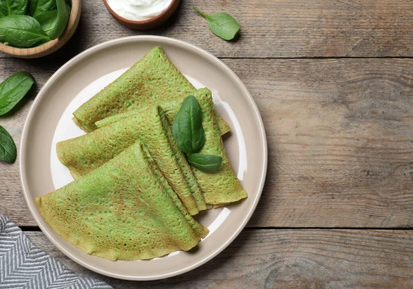 Läckra Spenat Crepes Serveras Träbord Platt Låg Plats För Text — Stockfoto