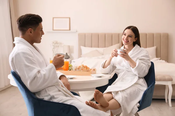 Casal Feliz Roupões Banho Tomando Café Manhã Casa — Fotografia de Stock