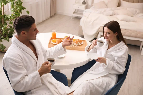 Casal Feliz Roupões Banho Tomando Café Manhã Casa — Fotografia de Stock