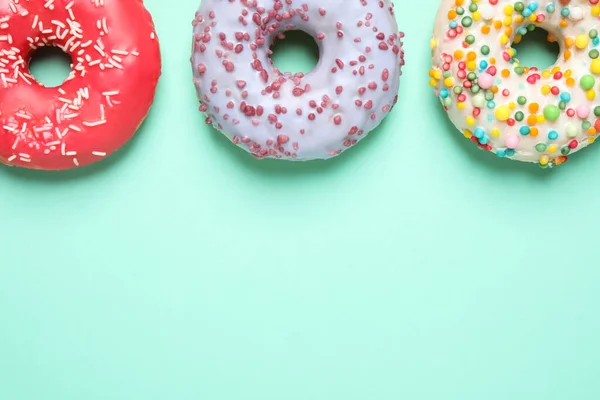 Turkuaz Arka Planda Nefis Jöleli Donutlar Düz Konum Metin Için — Stok fotoğraf