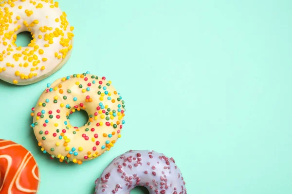 Deliciosos Donuts Envidraçados Fundo Turquesa Flat Lay Espaço Para Texto — Fotografia de Stock