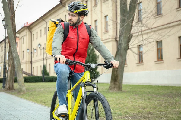 Correio Com Saco Térmico Andando Bicicleta Livre Serviço Entrega Alimentos — Fotografia de Stock