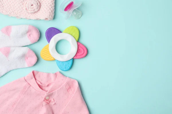 Platte Lay Compositie Met Kinderkleding Accessoires Lichtblauwe Achtergrond Ruimte Voor — Stockfoto