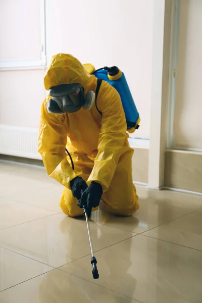 Trabalhador Controle Pragas Terno Proteção Pulverizando Pesticida Dentro Casa — Fotografia de Stock