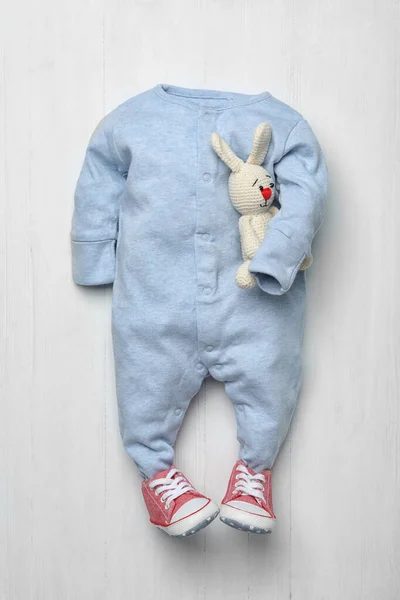 Body Pour Enfant Avec Chaussons Lapin Jouet Sur Fond Blanc — Photo