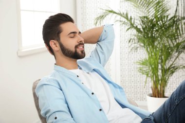 Genç adam evde dinleniyor. Huzur içinde yat.