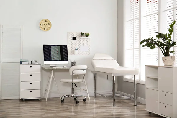 Interior Escritório Médico Moderno Com Computador Mesa Exame — Fotografia de Stock