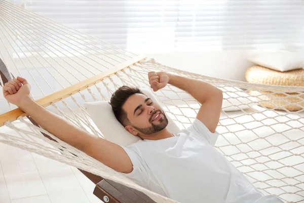 Mladý Muž Relaxuje Houpací Síti Doma — Stock fotografie