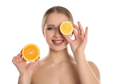 Beyaz arka planda kesik turuncu ve limonlu genç bir kadın. Vitamin zengini yiyecekler