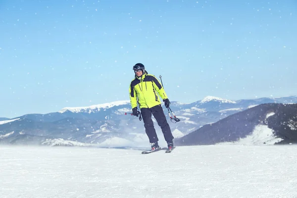 Manlig Skidåkare Snöig Sluttning Fjällen Vintersemester — Stockfoto