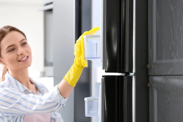 Mujer Con Guantes Goma Limpiando Refrigerador Casa Enfoque Mano — Foto de Stock