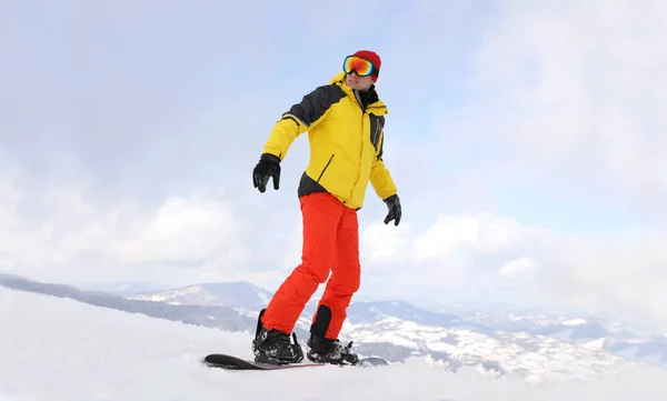 Homem Snowboarder Snowy Hill Férias Inverno — Fotografia de Stock