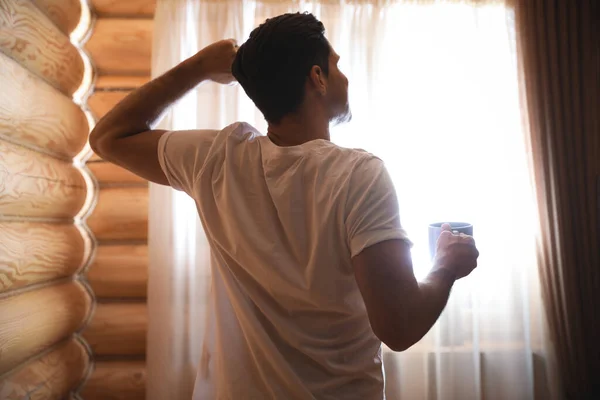 Homem Com Bebida Que Estende Perto Janela Dentro Casa Manhã — Fotografia de Stock