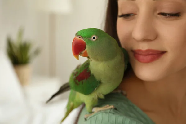 Giovane Donna Con Pappagallo Alessandrino Casa Primo Piano Carino Animale — Foto Stock