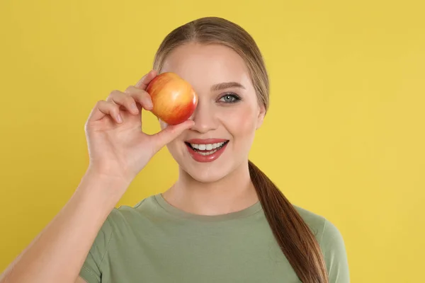 Mujer Joven Con Manzana Sobre Fondo Amarillo Alimentos Ricos Vitaminas — Foto de Stock
