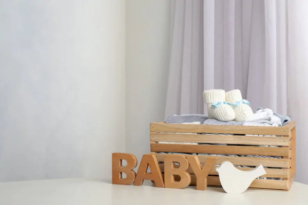 Komposition Mit Kinderkleidung Auf Weißem Tisch Drinnen Platz Für Text — Stockfoto