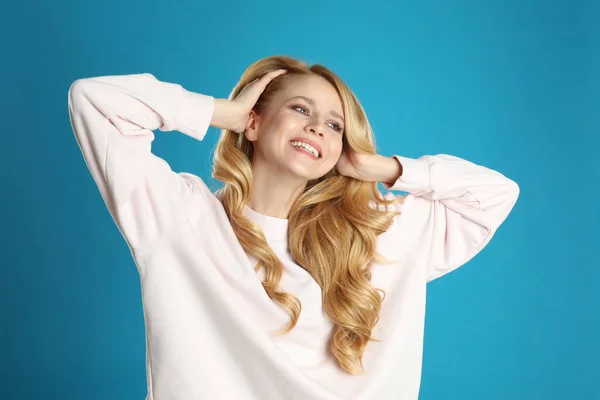 Portrait Beautiful Young Woman Dyed Long Hair Blue Background — Stock Photo, Image