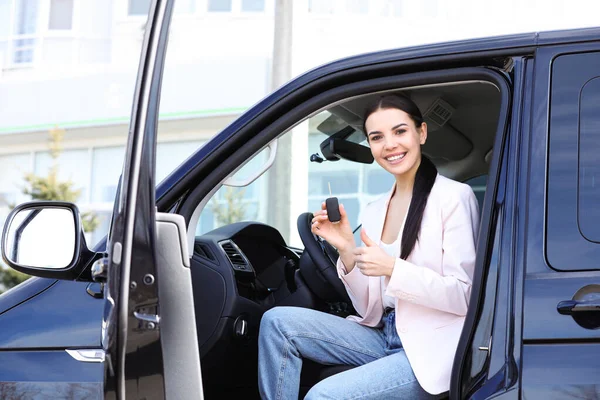 Mujer Joven Con Llave Sentada Coche Aire Libre Compra Auto — Foto de Stock