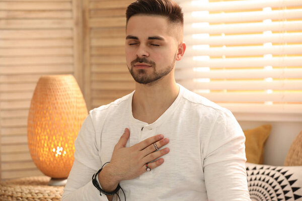 Молодой человек во время сеанса самоисцеления в кабинете терапии