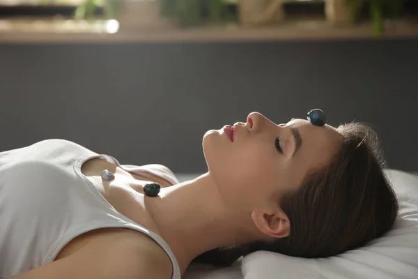 Mujer Joven Durante Sesión Sanación Cristal Sala Terapia — Foto de Stock