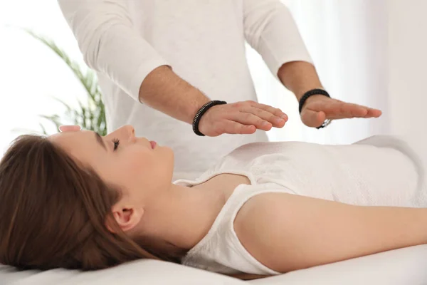 Mujer Joven Durante Sesión Sanación Cristal Sala Terapia — Foto de Stock