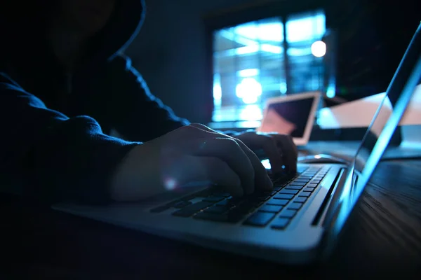 Hacker Com Laptop Quarto Escuro Close Crime Cibernético — Fotografia de Stock