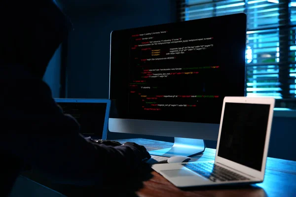 暗室にコンピューターがあるハッカー サイバー犯罪 — ストック写真