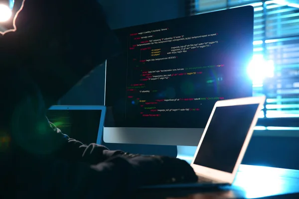 黑客在黑暗的房间里带着电脑网络犯罪 — 图库照片