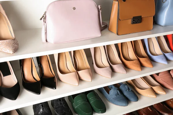 Estantería Blanca Con Diferentes Zapatos Bolsos Cuero — Foto de Stock